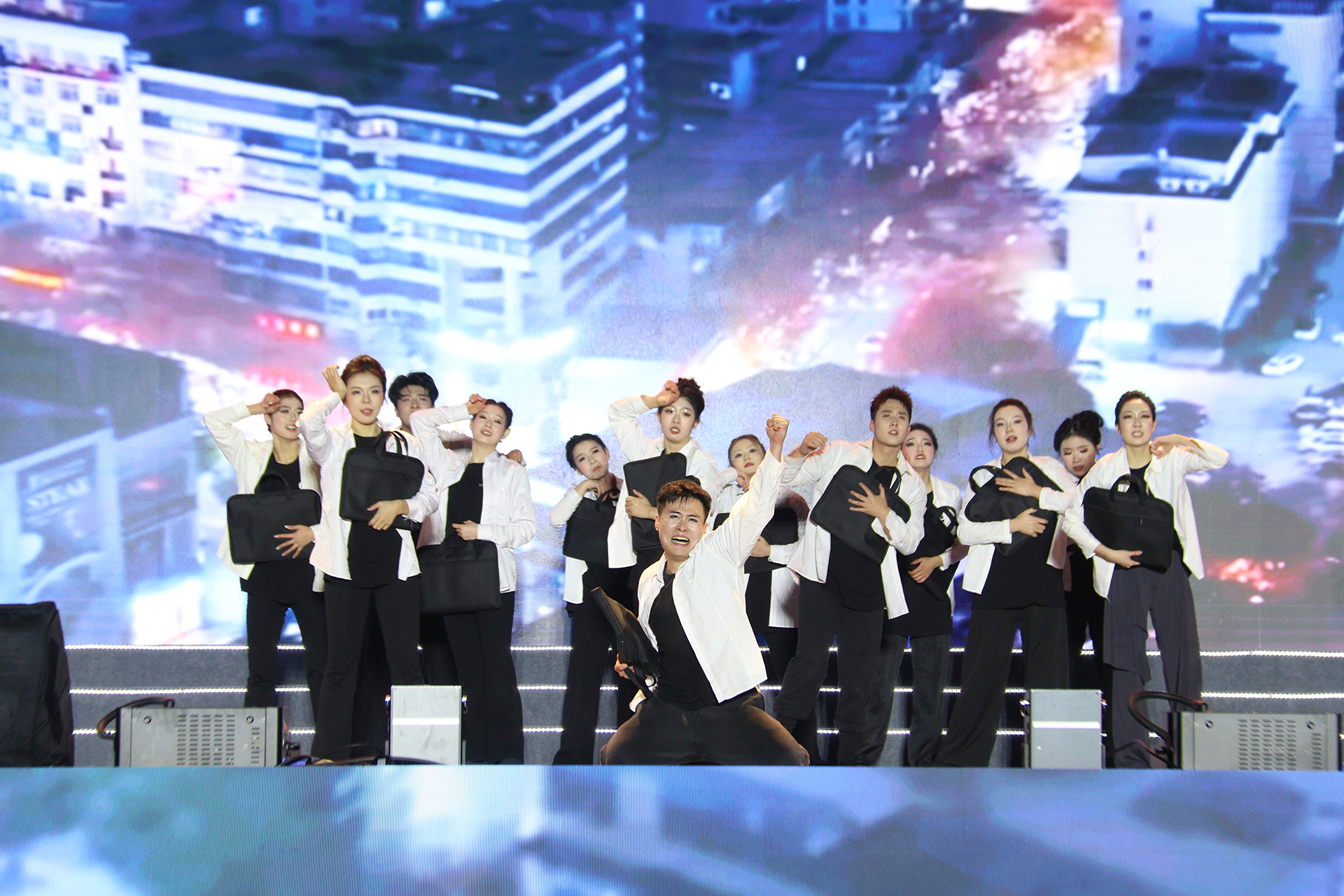 1767081292558084490.jpg 现当代舞《奔赴·黔城》.jpg